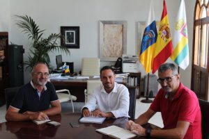 el-alcalde-y-el-teniente-de-alcalde-de-haria-junto-al-senador-de-lanzarote