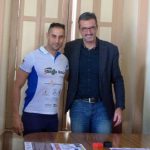 el-alcalde-de-haria-junto-al-paratriatleta-lionel-morales