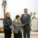 El alcalde le hace entrega de la medalla de oro del Ayuntamiento a la madre del homenajeado