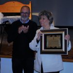 El concejal de Cultura entrega una placa de reconocimiento a Pilar Luzardo