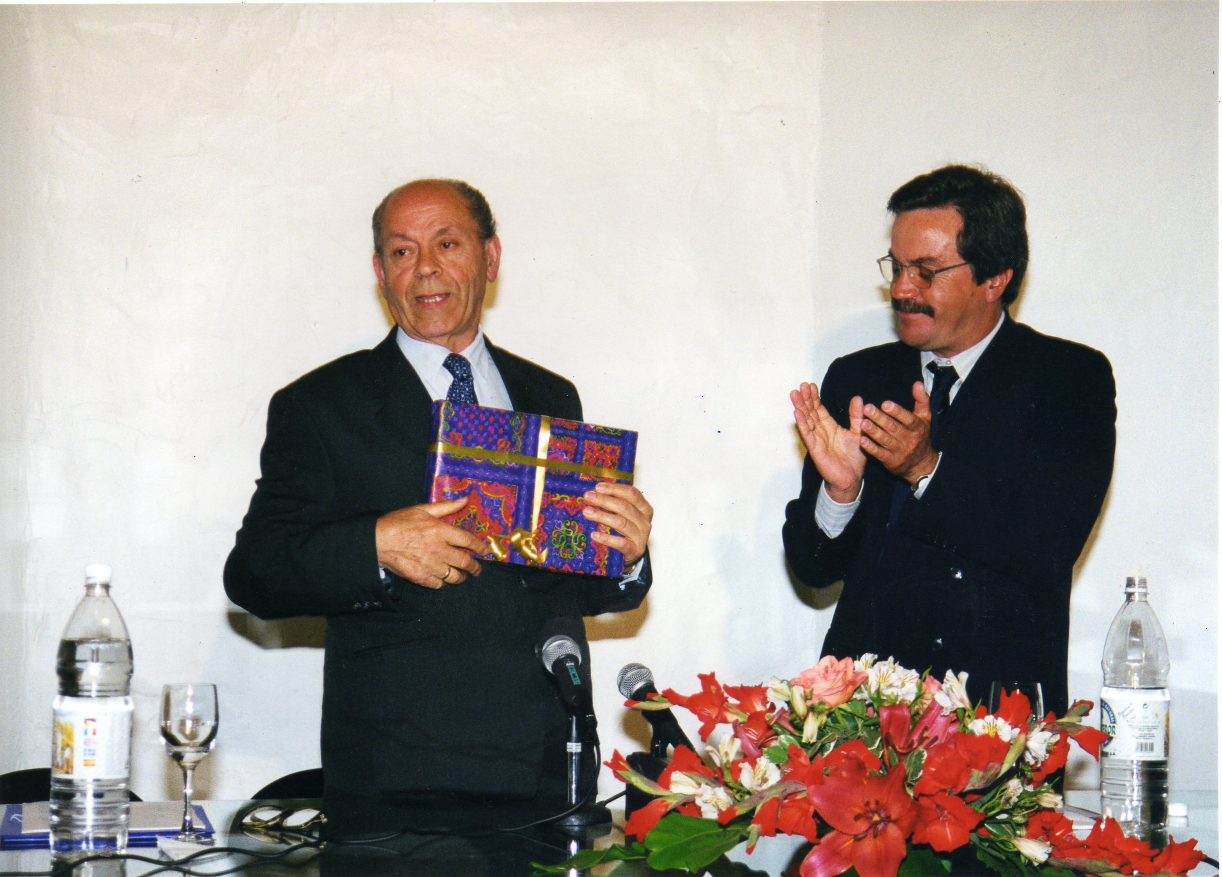 Recibe un presente por parte del Sr. Alcalde D. Jos Torres Stinga tras dar una Charla en la 'Sala el Aljibe' de Hara