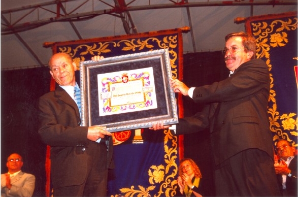 Recibe la distincin Cronista Oficial de Hara (2002)'