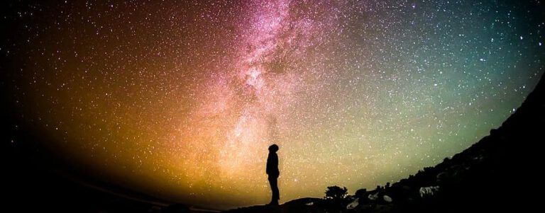 cielo con estrellas y un hombre