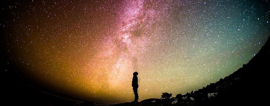 cielo con estrellas y un hombre